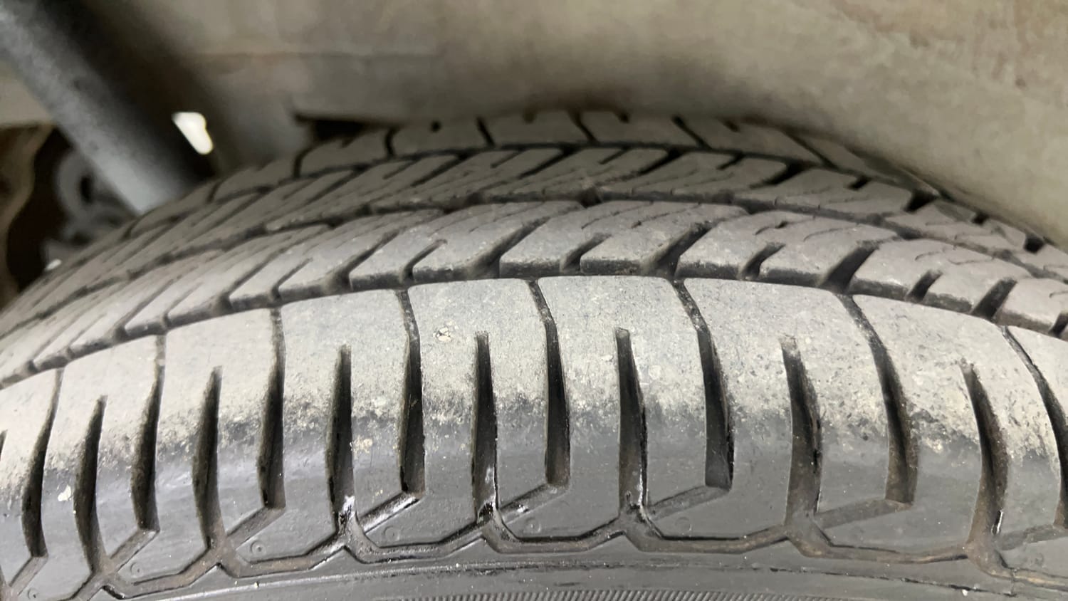Used 2017 Maruti Suzuki Wagon R 1.0 VXI AMT Petrol Automatic tyres RIGHT REAR TYRE TREAD VIEW