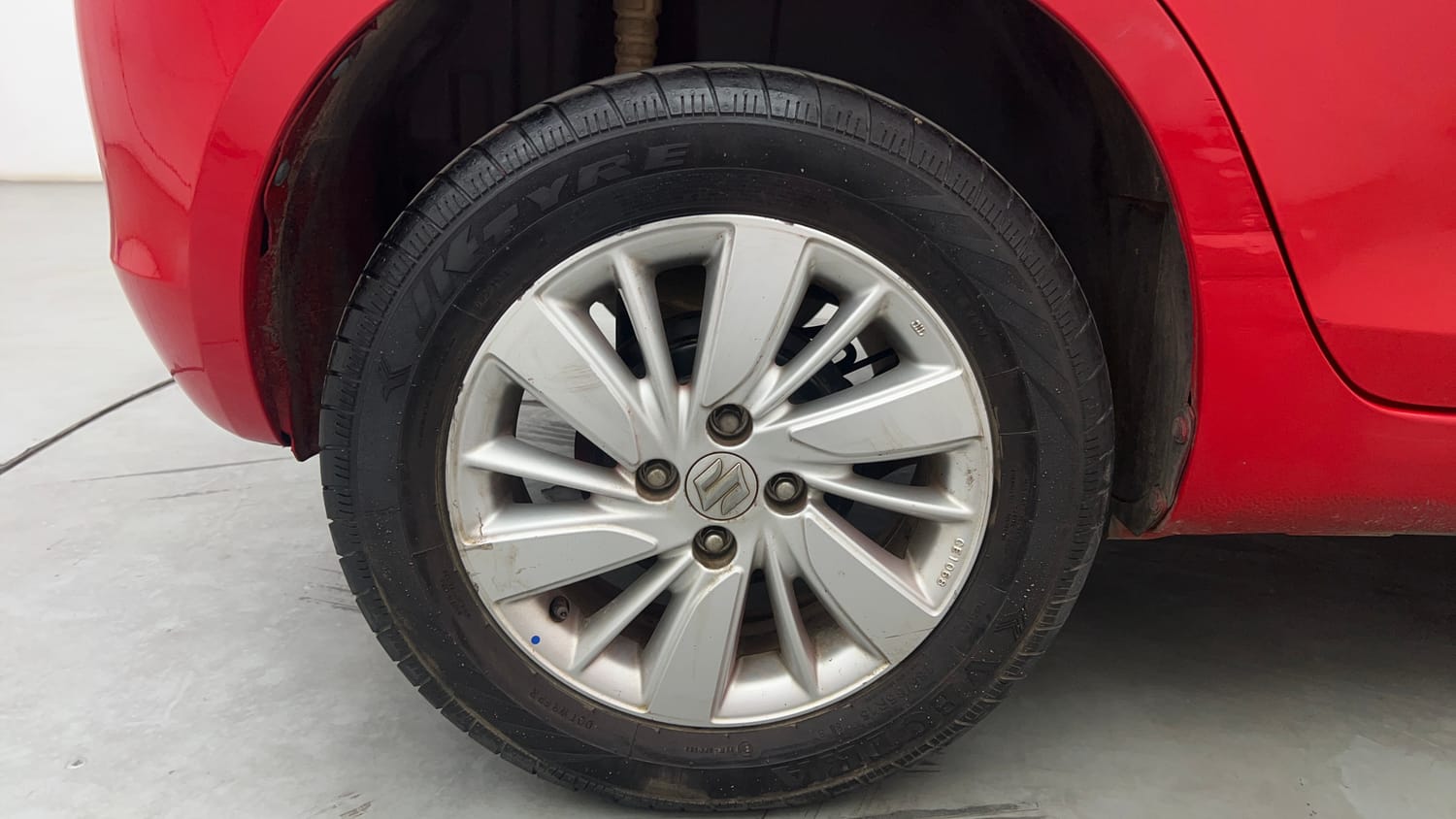 Used 2017 Maruti Suzuki Swift ZXi Petrol Manual tyres RIGHT REAR TYRE RIM VIEW