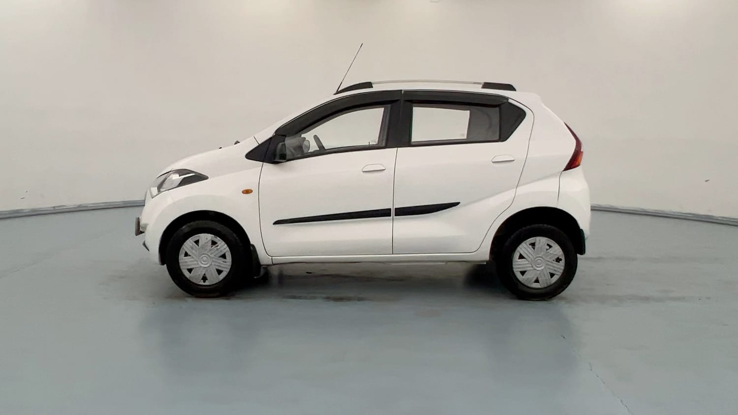 Used 2016 Datsun Redi-GO S Petrol Manual exterior LEFT SIDE VIEW