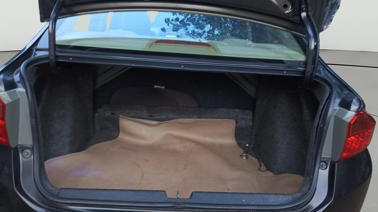 Used 2015 Honda City V Petrol Manual interior DICKY INSIDE VIEW