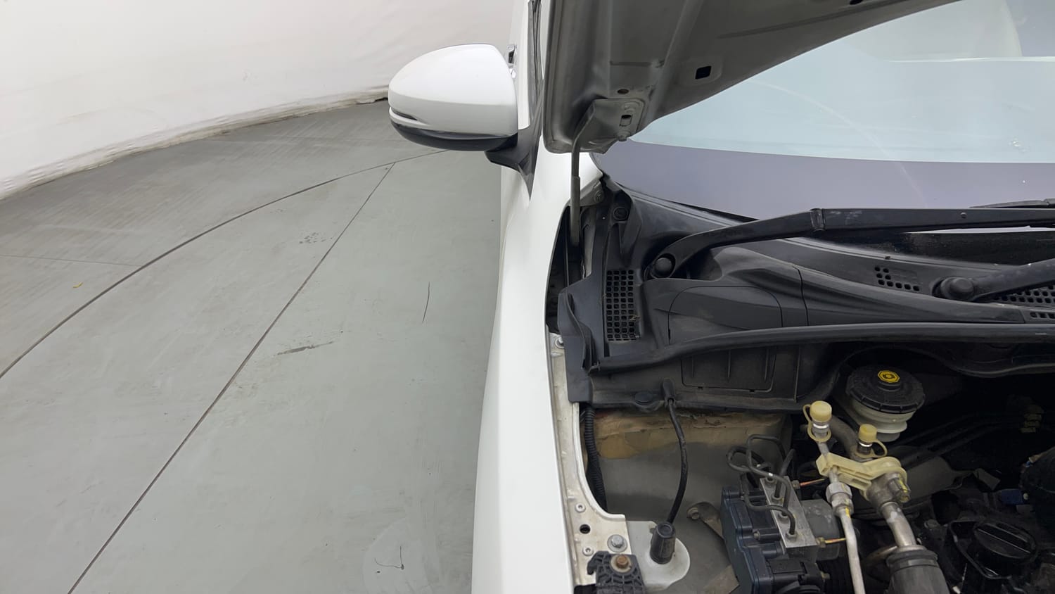 Used 2016 Honda City VX CVT Petrol Automatic engine ENGINE RIGHT SIDE HINGE & APRON VIEW