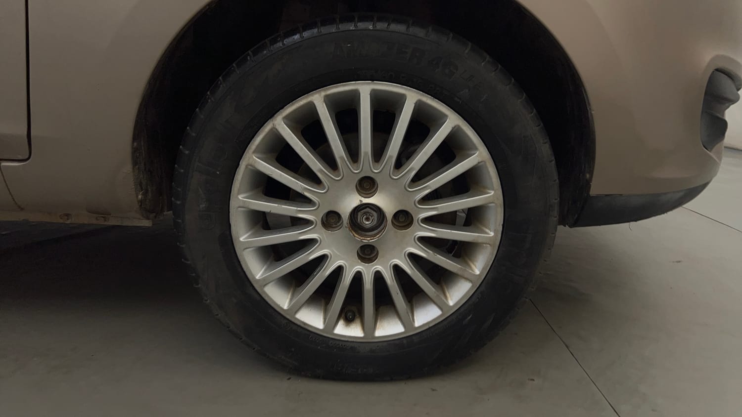 Used 2015 Tata Zest XE Petrol Petrol Manual tyres RIGHT FRONT TYRE RIM VIEW