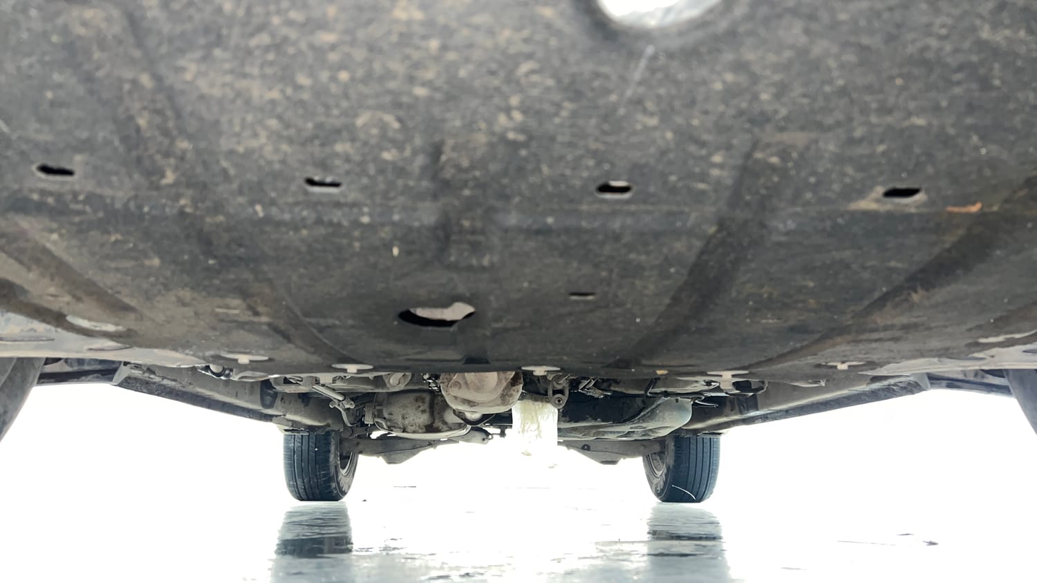 Used 2023 Mahindra XUV700 AX 3 Diesel MT 7 STR Diesel Manual extra FRONT LEFT UNDERBODY VIEW
