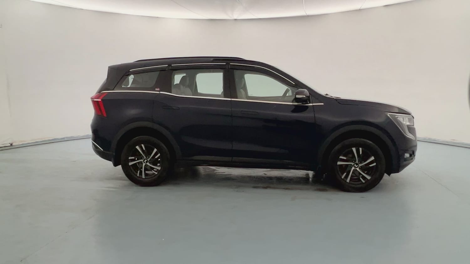 Used 2023 Mahindra XUV700 AX 3 Diesel MT 7 STR Diesel Manual exterior RIGHT SIDE VIEW