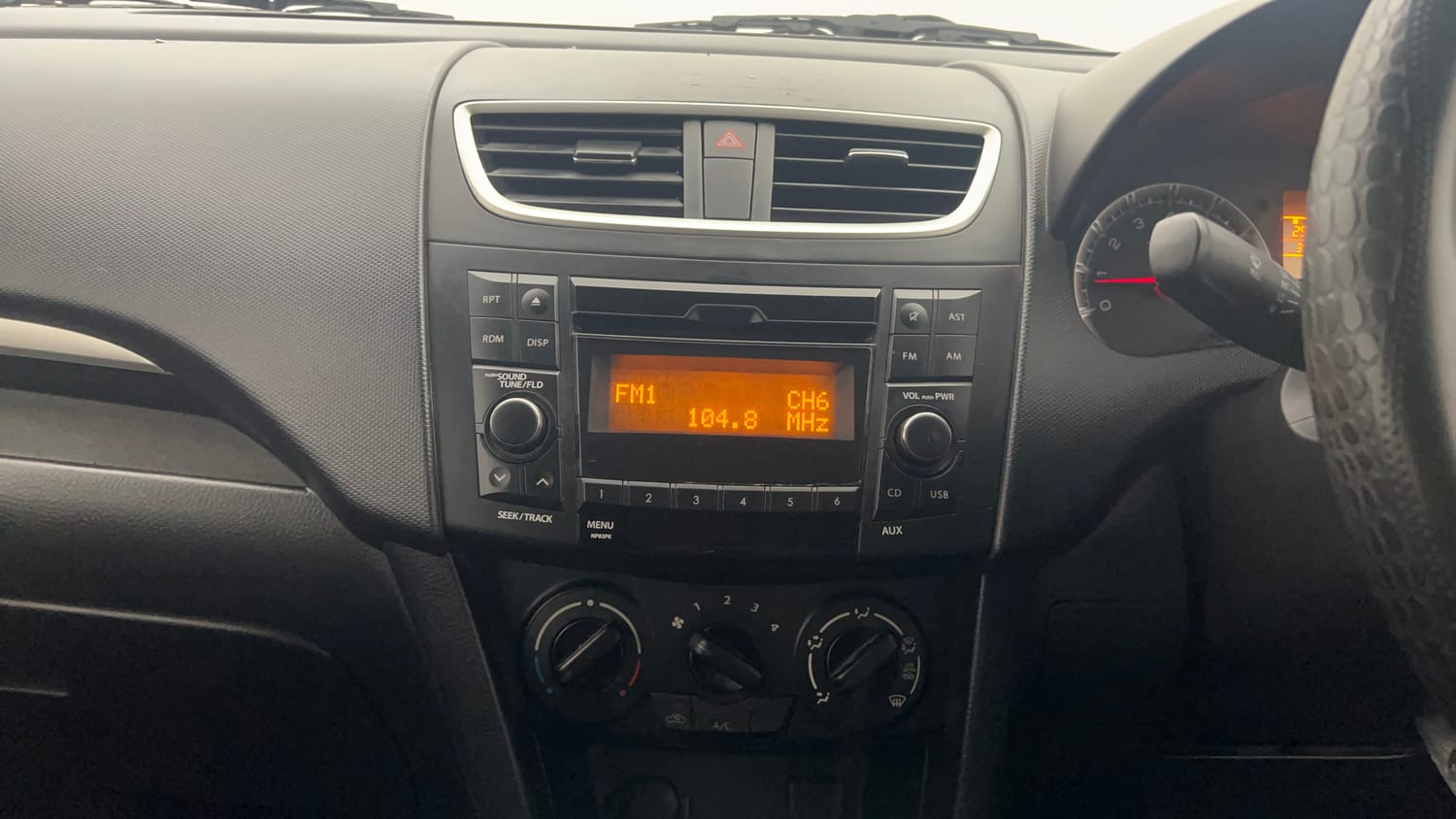 Used 2015 Maruti Suzuki Swift VXi Petrol Manual interior MUSIC SYSTEM & AC CONTROL VIEW