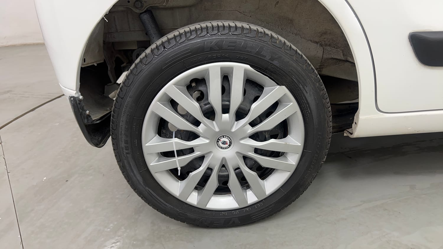 Used 2017 Maruti Suzuki Wagon R 1.0 VXI AMT Petrol Automatic tyres RIGHT REAR TYRE RIM VIEW