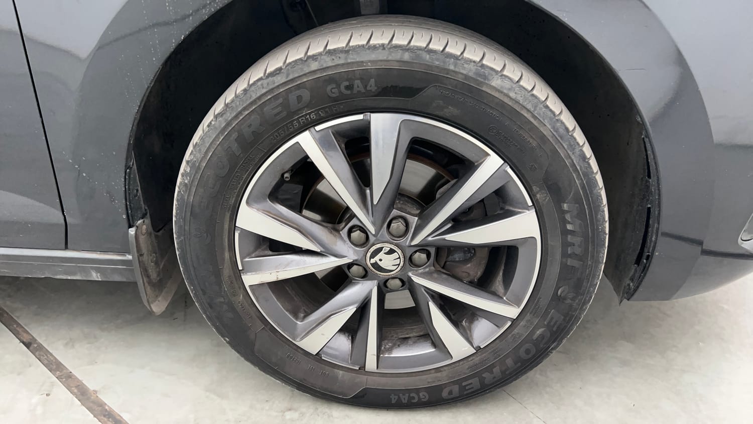 Used 2023 Skoda Slavia Style 1.0L TSI AT Petrol Automatic tyres RIGHT FRONT TYRE RIM VIEW