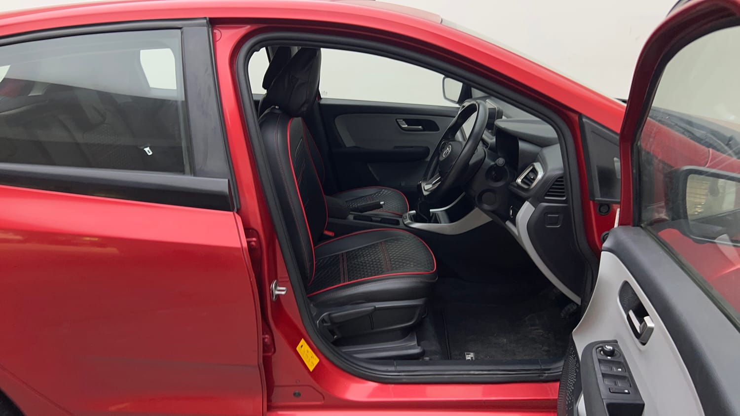 Used 2020 Tata Altroz XZ Petrol Petrol Manual interior RIGHT SIDE FRONT DOOR CABIN VIEW
