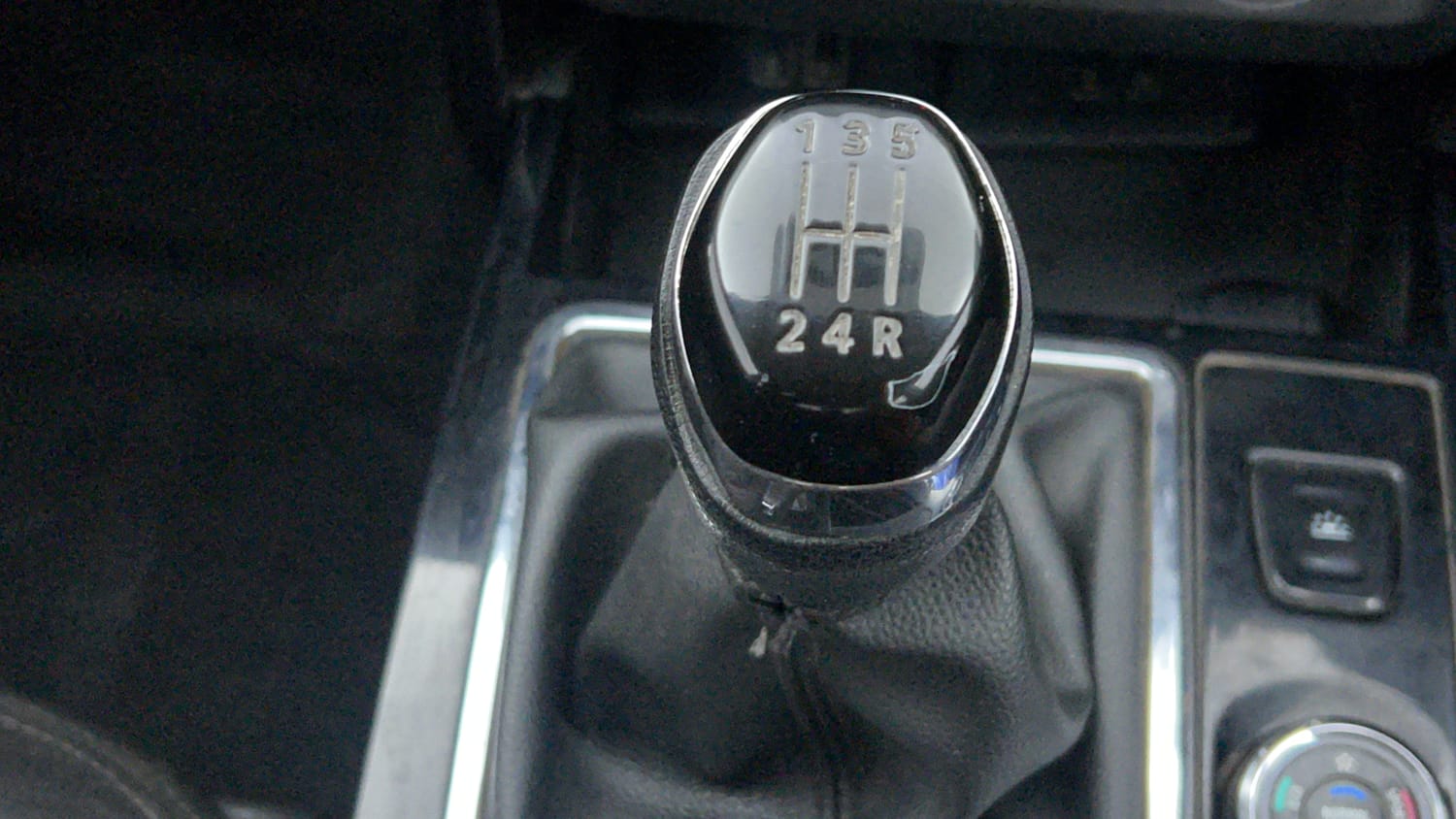 Used 2023 Renault Kiger RXZ 1.0 Turbo MT Dual Tone Petrol Manual interior GEAR  KNOB VIEW