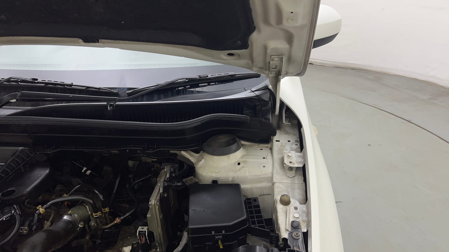Used 2018 maruti-suzuki Vitara Brezza VDi AGS Diesel Automatic engine ENGINE LEFT SIDE HINGE & APRON VIEW