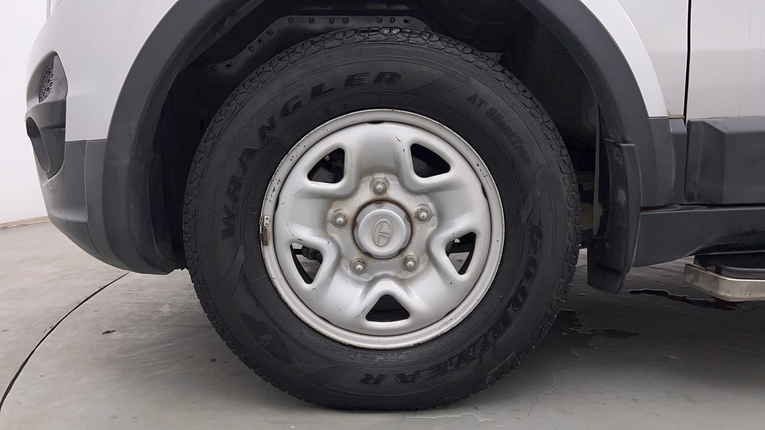 Used 2017 Tata Hexa XM 4x2 7 STR Diesel Manual tyres LEFT FRONT TYRE RIM VIEW