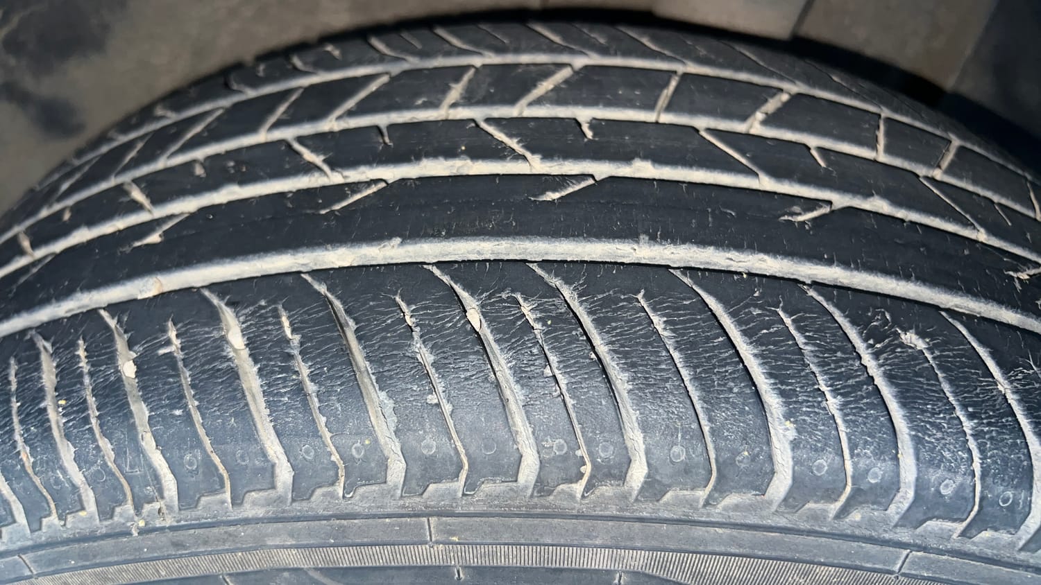 Used 2022 Renault Kiger RXT MT Petrol Manual tyres LEFT REAR TYRE TREAD VIEW
