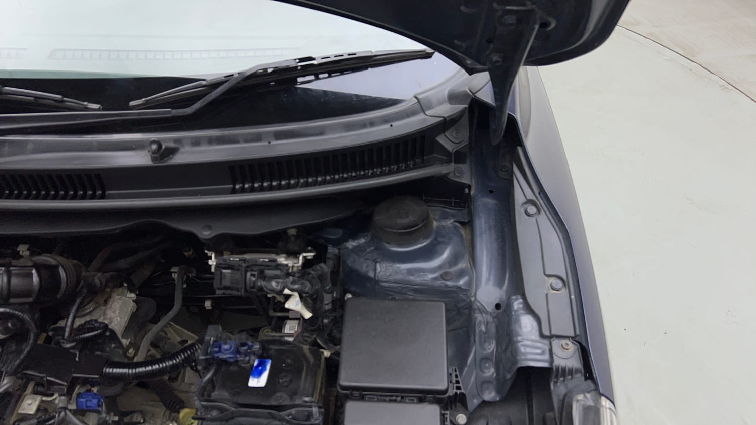 Used 2023 Maruti Suzuki Baleno Zeta MT Petrol Manual engine ENGINE LEFT SIDE HINGE & APRON VIEW