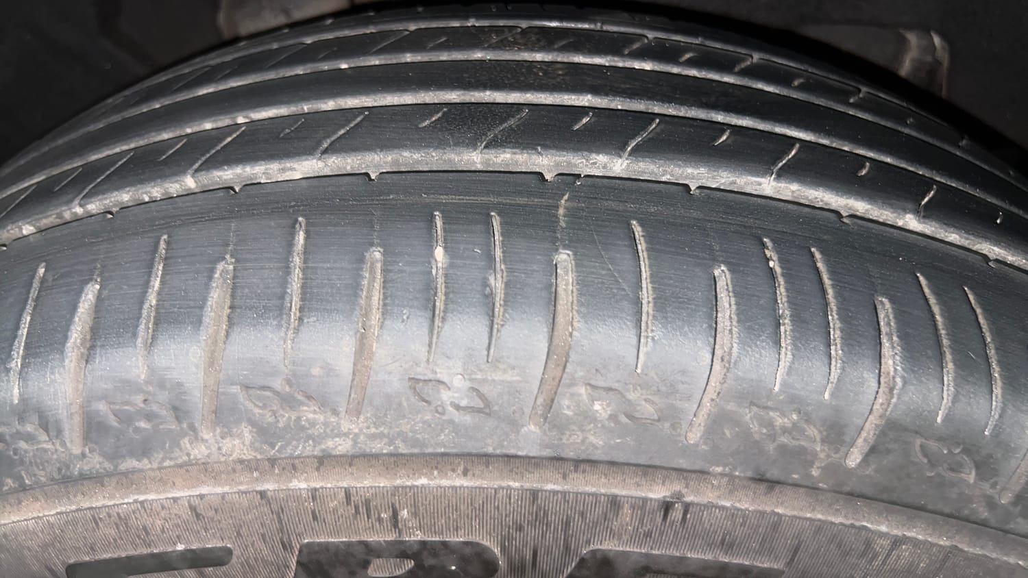 Used 2025 Mahindra XUV700 AX5 Diesel AT 7 STR Diesel Automatic tyres RIGHT REAR TYRE TREAD VIEW