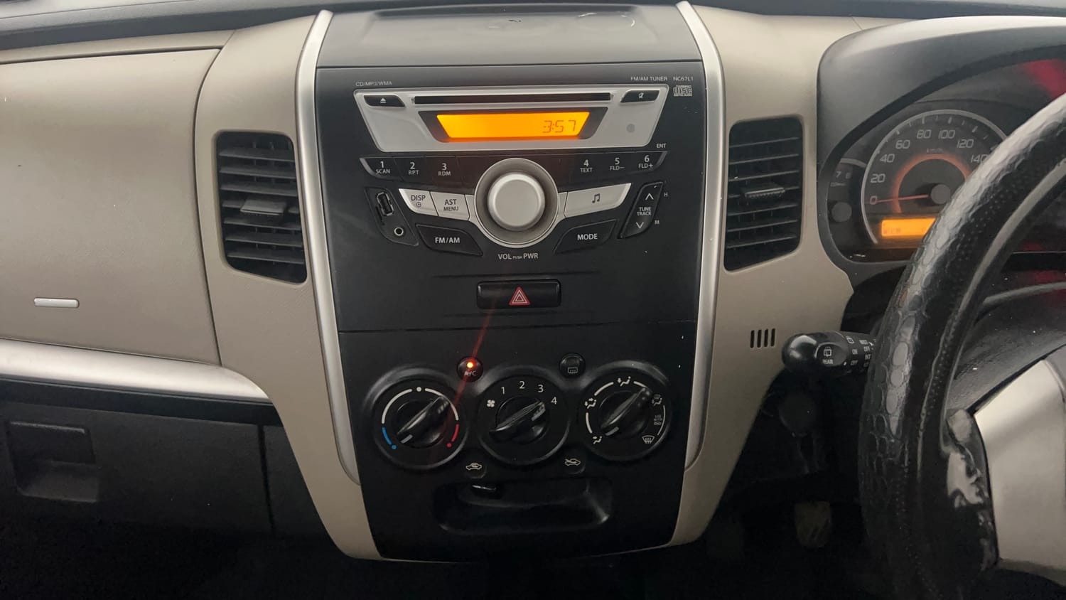 Used 2015 Maruti Suzuki Wagon R VXI Petrol Manual interior MUSIC SYSTEM & AC CONTROL VIEW