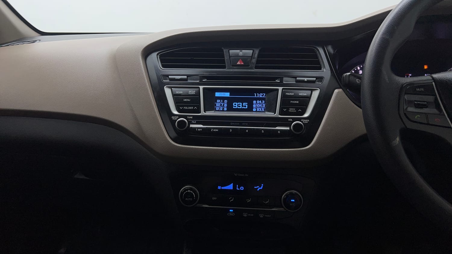 Used 2015 Hyundai Elite i20 Sportz 1.2 Petrol Manual top_features Integrated (in-dash) music system