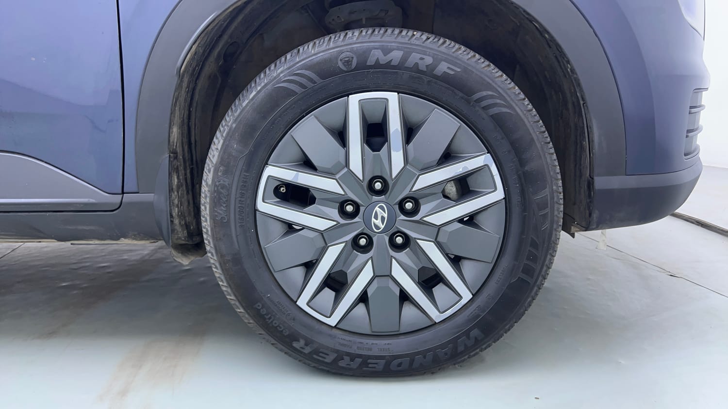 Used 2023 Hyundai Venue S (O) 1.0 Turbo DCT Petrol Automatic tyres RIGHT FRONT TYRE RIM VIEW