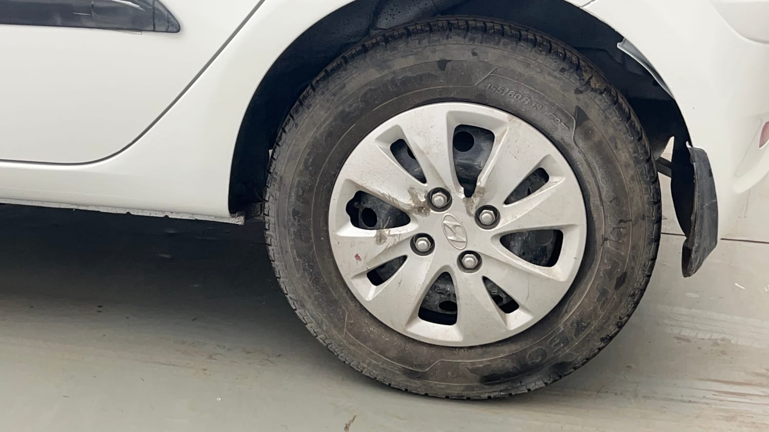 Used 2013 Hyundai i10 Magna 1.1 iRDE2 Petrol Manual tyres LEFT REAR TYRE RIM VIEW