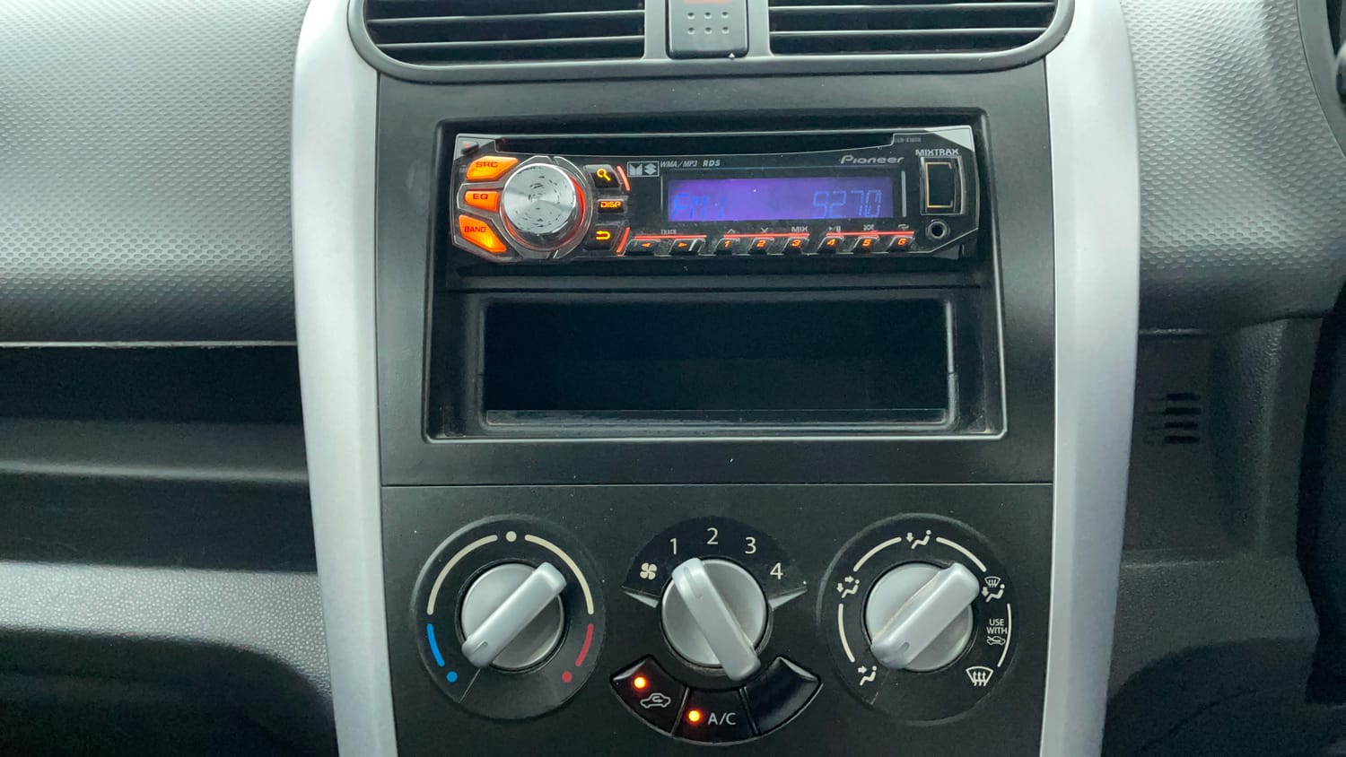 Used 2015 Maruti Suzuki Ritz Vxi BS-IV Petrol Manual interior MUSIC SYSTEM & AC CONTROL VIEW