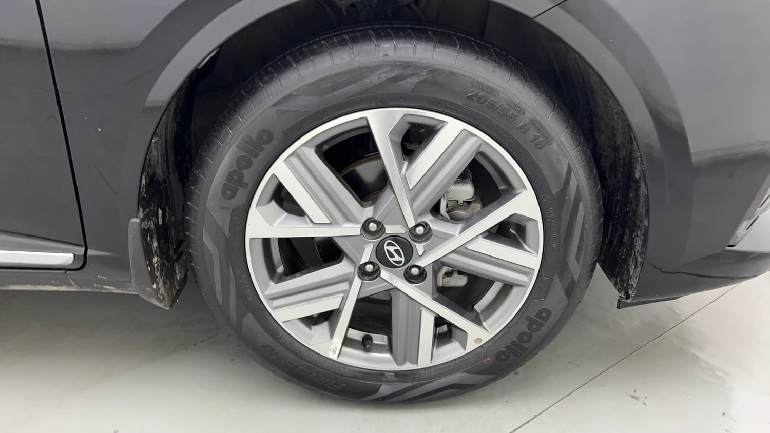 Used 2025 Hyundai Verna SX 1.5 Petrol IVT Petrol Automatic tyres RIGHT FRONT TYRE RIM VIEW