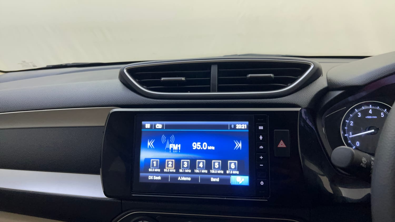 Used 2025 honda Amaze 2nd Generation VX 1.2 Petrol CVT Petrol Automatic top_features Touch screen infotainment system