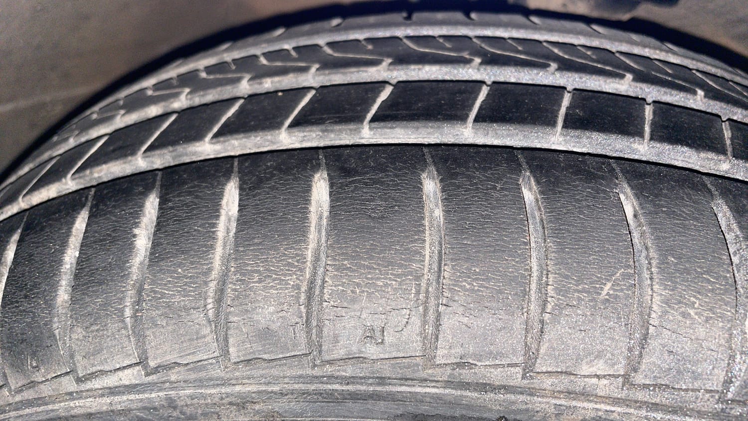 Used 2014 Maruti Suzuki Estilo LXi BS-IV Petrol Manual tyres RIGHT FRONT TYRE TREAD VIEW