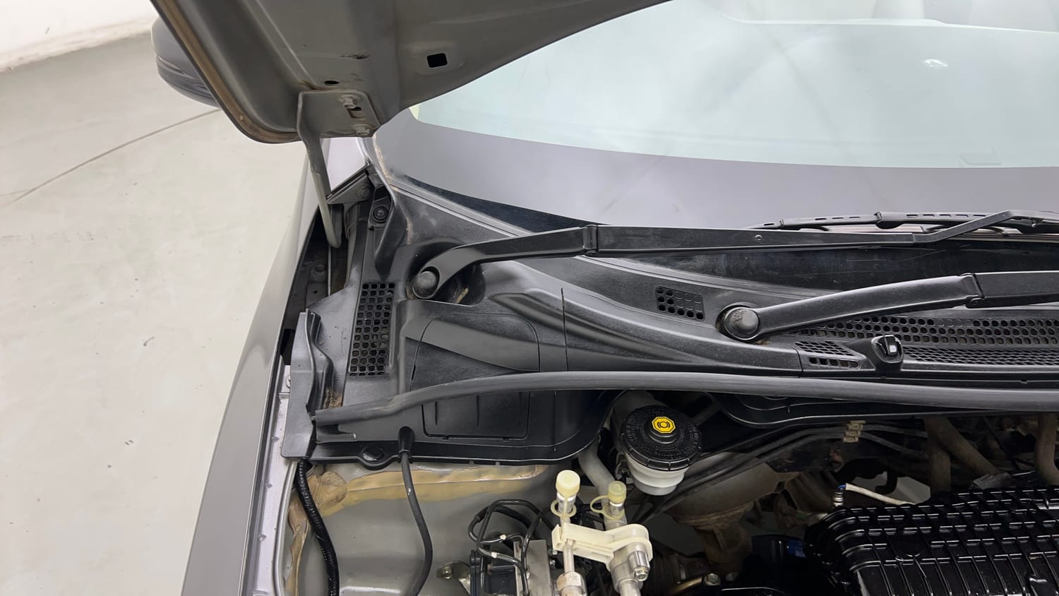Used 2019 Honda City V Petrol Petrol Manual engine ENGINE RIGHT SIDE HINGE & APRON VIEW