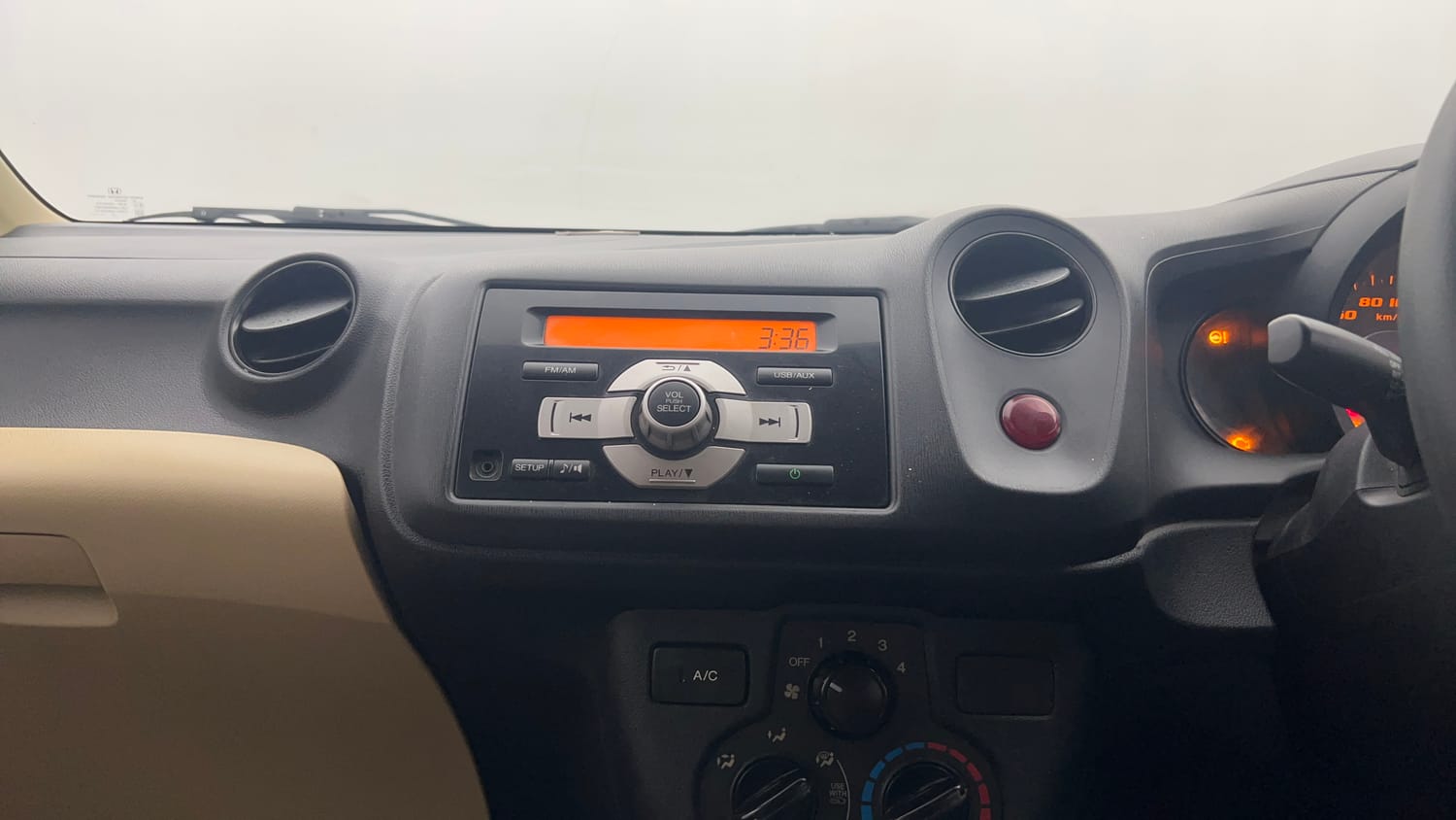 Used 2015 Honda Amaze 1.2 E i-VTEC Petrol Manual interior MUSIC SYSTEM & AC CONTROL VIEW