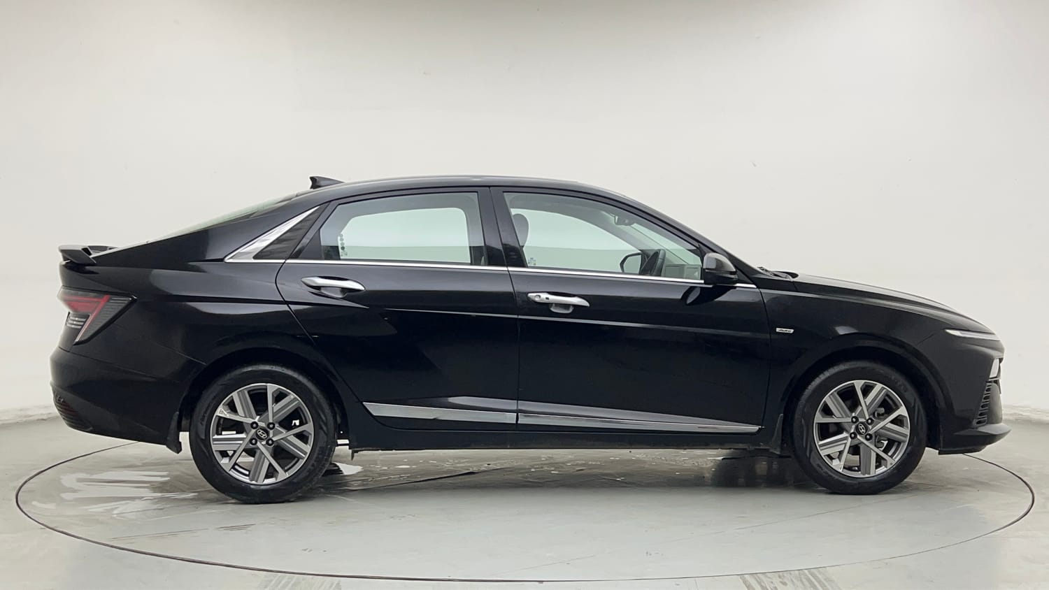 Used 2025 Hyundai Verna SX 1.5 Petrol IVT Petrol Automatic exterior RIGHT SIDE VIEW