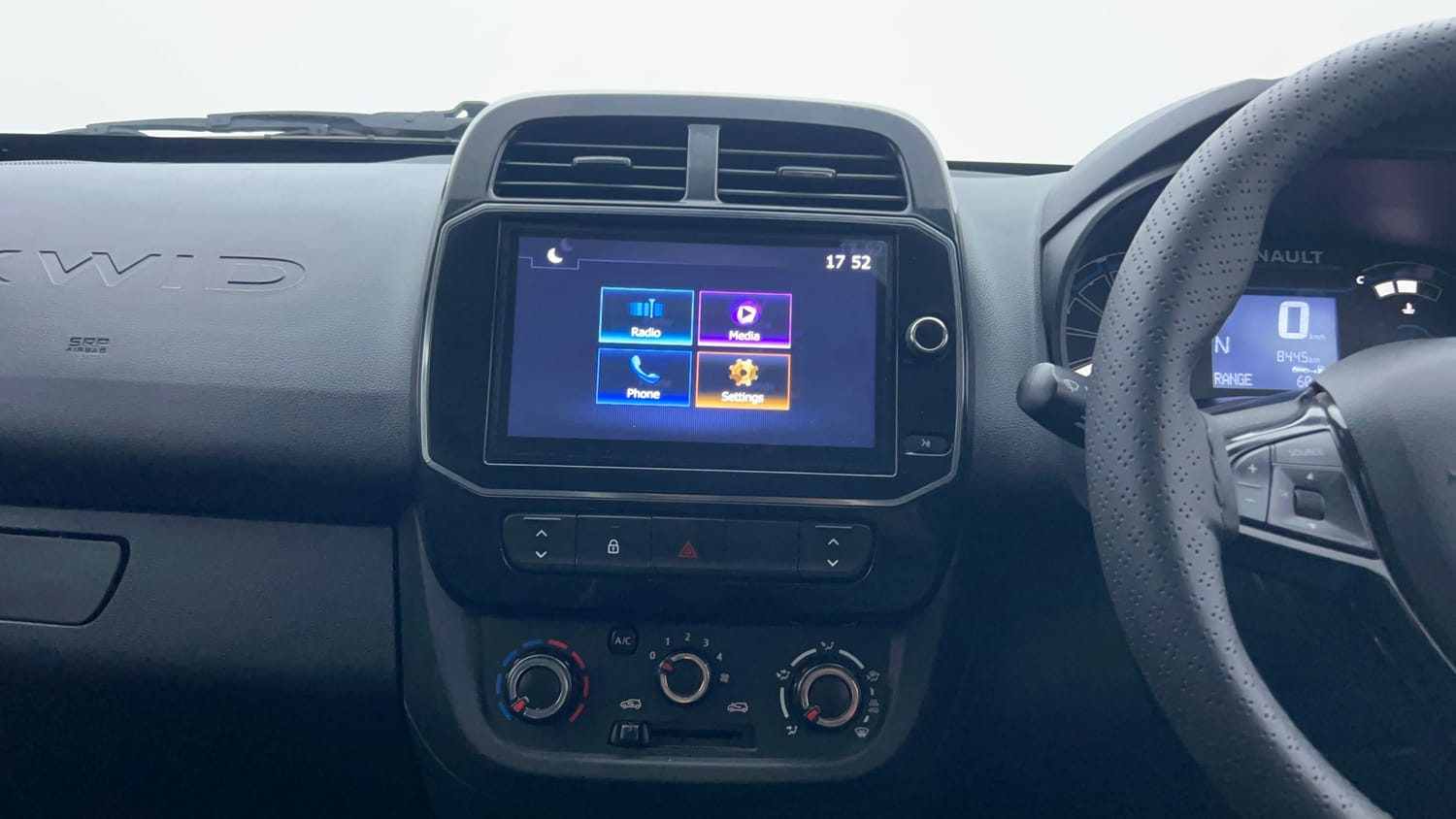 Used 2024 Renault Kwid RXT 1.0L AMT Petrol Automatic interior MUSIC SYSTEM & AC CONTROL VIEW