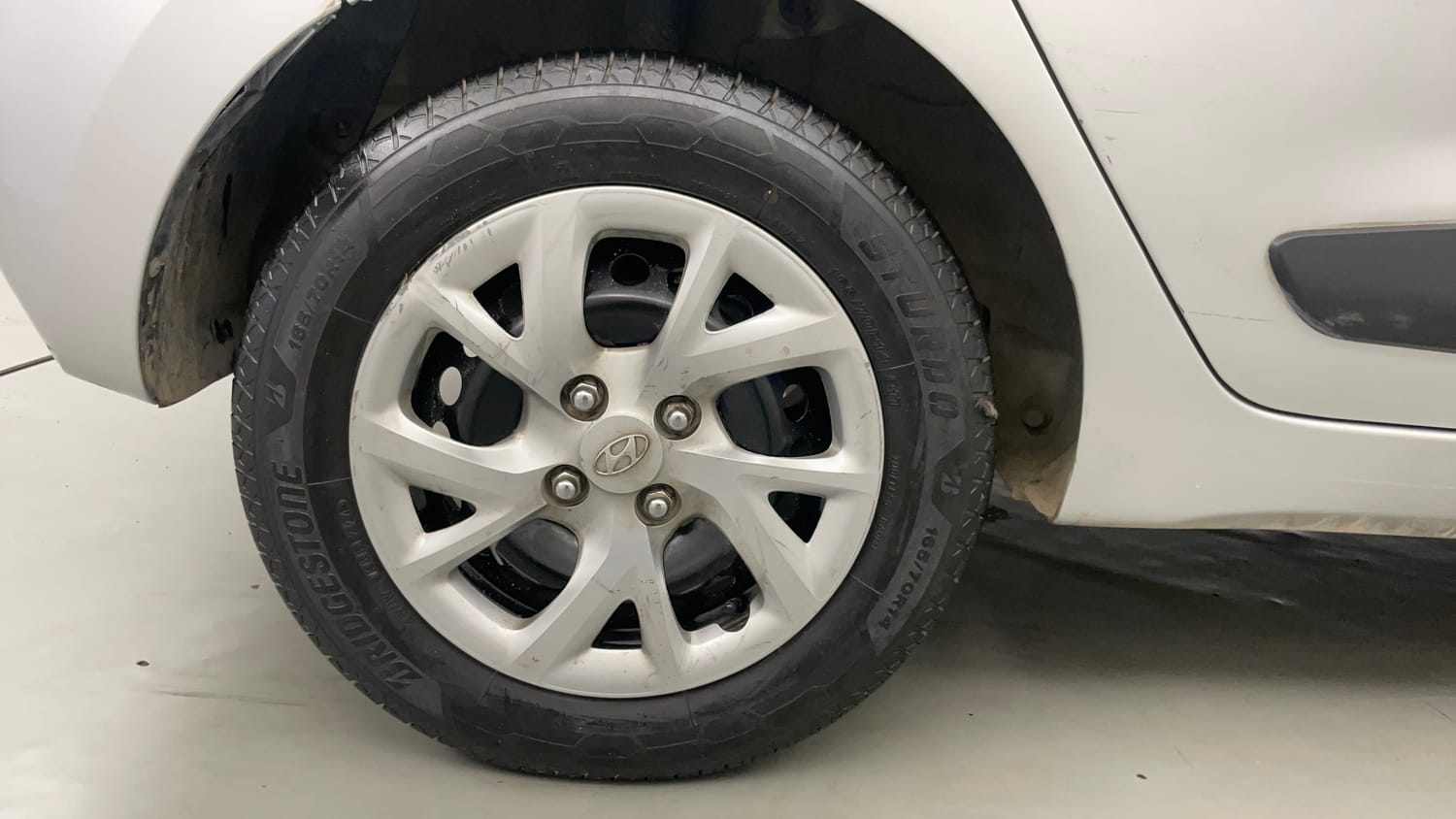 Used 2018 Hyundai Grand i10 Sportz 1.2 Kappa VTVT Petrol Manual tyres RIGHT REAR TYRE RIM VIEW