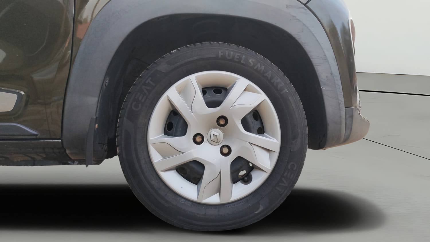 Used 2021 Renault Kwid RXT 1.0 Opt Petrol Manual tyres RIGHT FRONT TYRE RIM VIEW