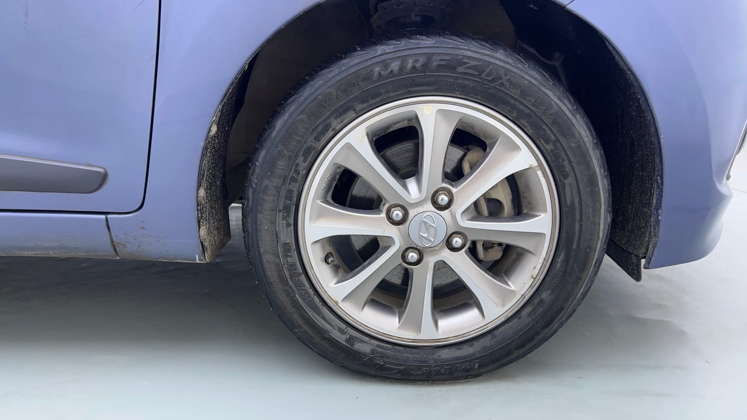 Used 2017 Hyundai Grand i10 Asta AT 1.2 Kappa VTVT (O) Petrol Automatic tyres RIGHT FRONT TYRE RIM VIEW