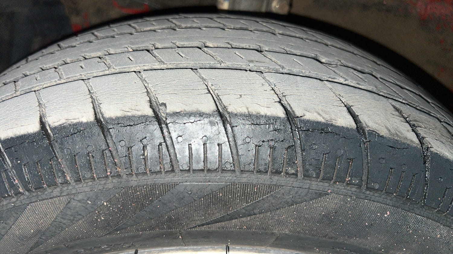 Used 2017 Maruti Suzuki Swift ZXi Petrol Manual tyres LEFT FRONT TYRE TREAD VIEW