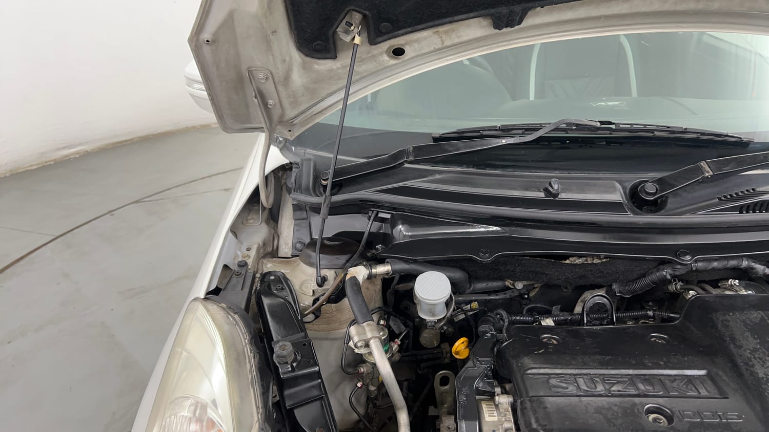 Used 2012 Maruti Suzuki Swift VDi Diesel Manual engine ENGINE RIGHT SIDE HINGE & APRON VIEW
