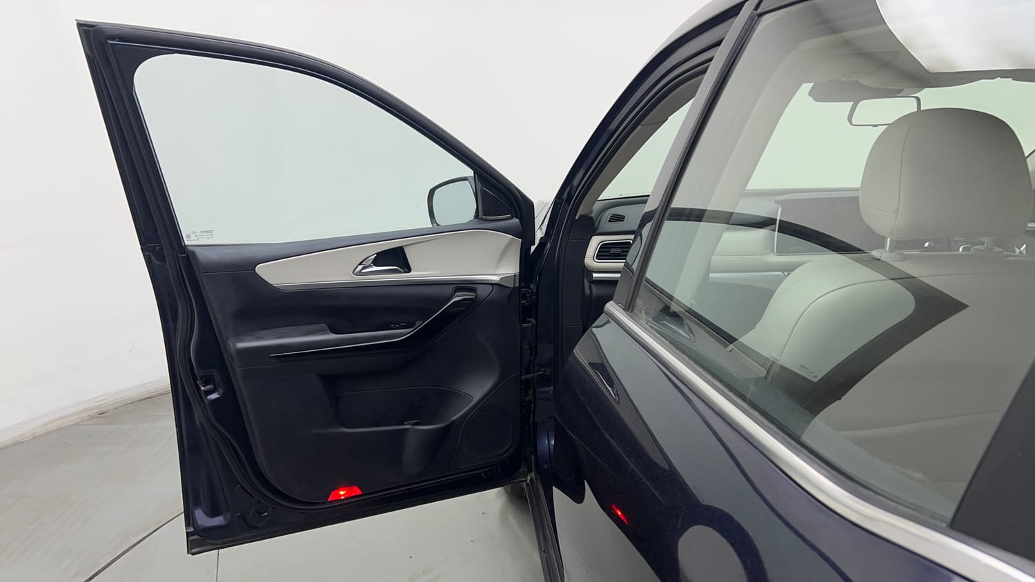 Used 2021 Mahindra XUV700 AX 7 Diesel AT Luxury Pack 7 STR Diesel Automatic interior LEFT FRONT DOOR OPEN VIEW