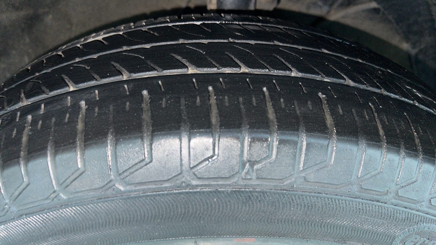 Used 2017 Maruti Suzuki Baleno Sigma 1.2 Petrol Manual tyres RIGHT FRONT TYRE TREAD VIEW