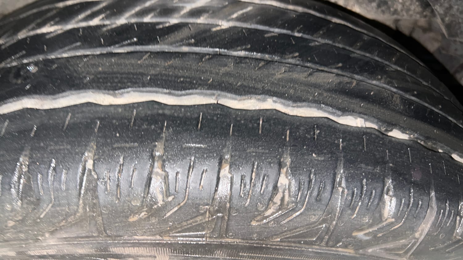 Used 2016 Mahindra XUV500 W10 AT Diesel Automatic tyres LEFT REAR TYRE TREAD VIEW