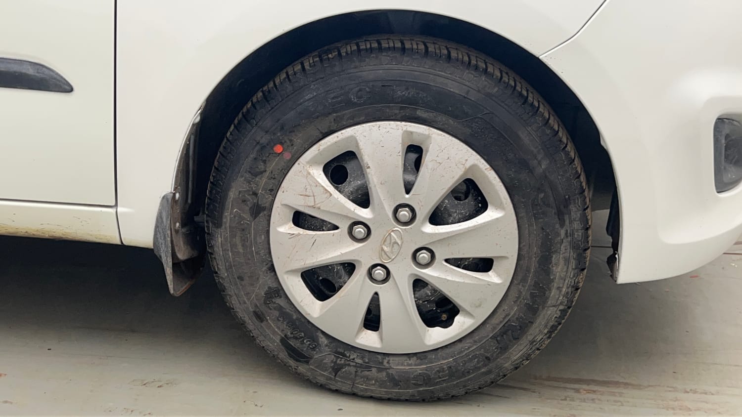 Used 2013 Hyundai i10 Magna 1.1 iRDE2 Petrol Manual tyres RIGHT FRONT TYRE RIM VIEW