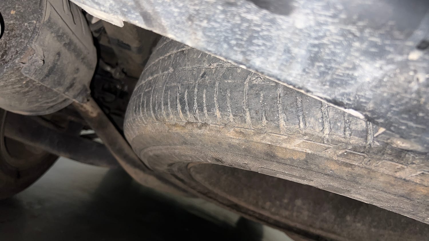 Used 2016 Mahindra XUV500 W10 AT Diesel Automatic tyres SPARE TYRE VIEW