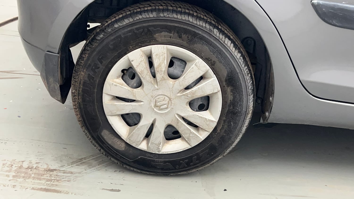 Used 2015 Maruti Suzuki Swift VXi Petrol Manual tyres RIGHT REAR TYRE RIM VIEW