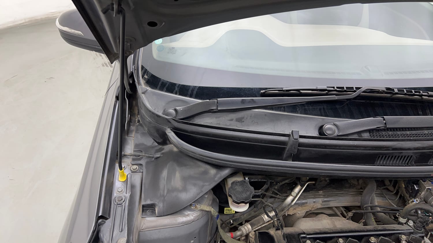 Used 2020 Hyundai Elite i20 Sportz Plus 1.2 Petrol Manual engine ENGINE RIGHT SIDE HINGE & APRON VIEW