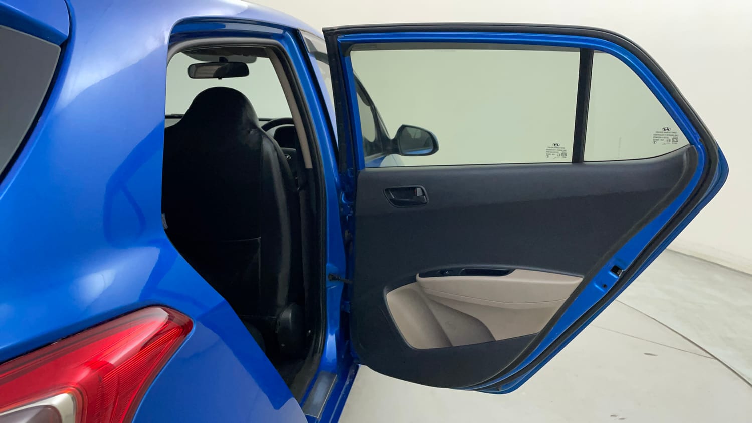 Used 2018 Hyundai Grand i10 Magna 1.2 Kappa VTVT Petrol Manual interior RIGHT FRONT DOOR OPEN VIEW