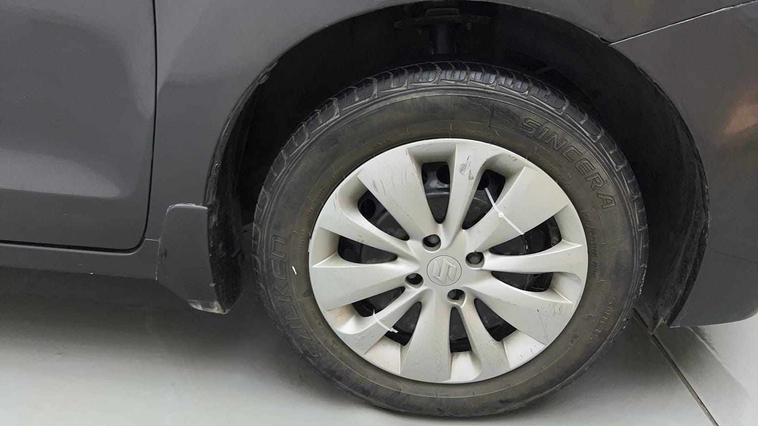 Used 2017 Maruti Suzuki Baleno Delta 1.2 Petrol Manual tyres RIGHT FRONT TYRE RIM VIEW