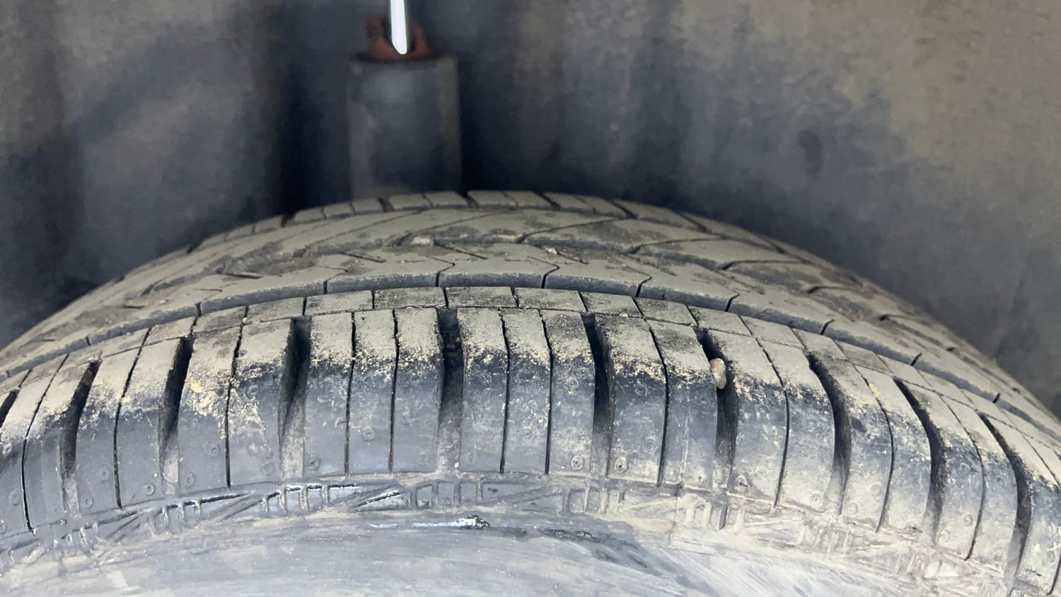 Used 2015 Volkswagen Polo Trendline 1.2L (P) Petrol Manual tyres RIGHT REAR TYRE TREAD VIEW