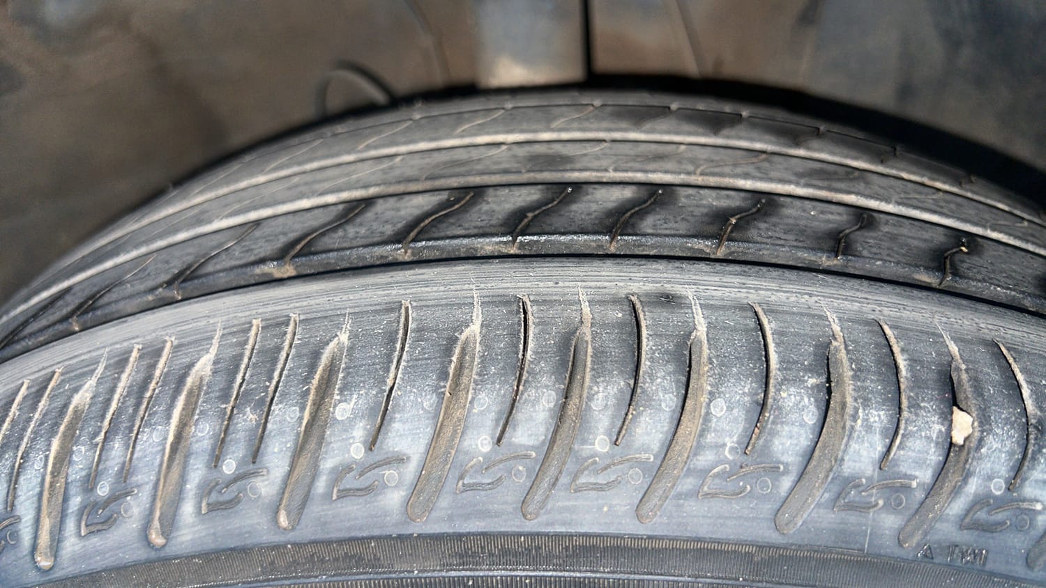 Used 2023 Hyundai Venue S (O) 1.0 Turbo DCT Petrol Automatic tyres RIGHT FRONT TYRE TREAD VIEW