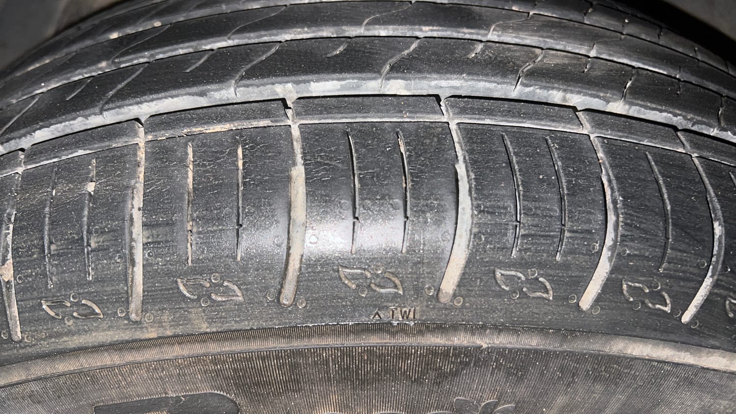 Used 2016 Mahindra XUV500 W10 AT Diesel Automatic tyres LEFT FRONT TYRE TREAD VIEW
