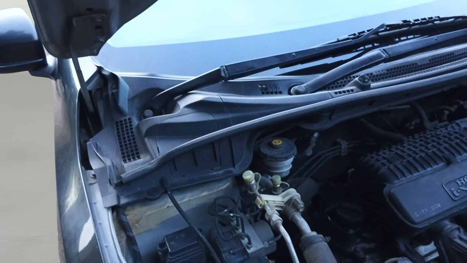Used 2015 Honda City V Petrol Manual engine ENGINE RIGHT SIDE HINGE & APRON VIEW