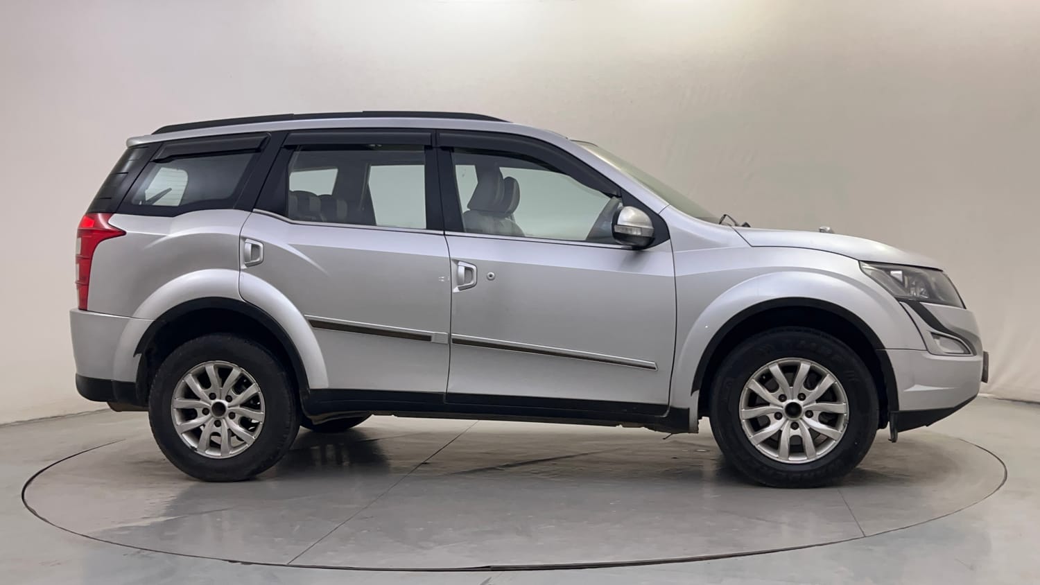 Used 2016 Mahindra XUV500 W10 AT Diesel Automatic exterior RIGHT SIDE VIEW