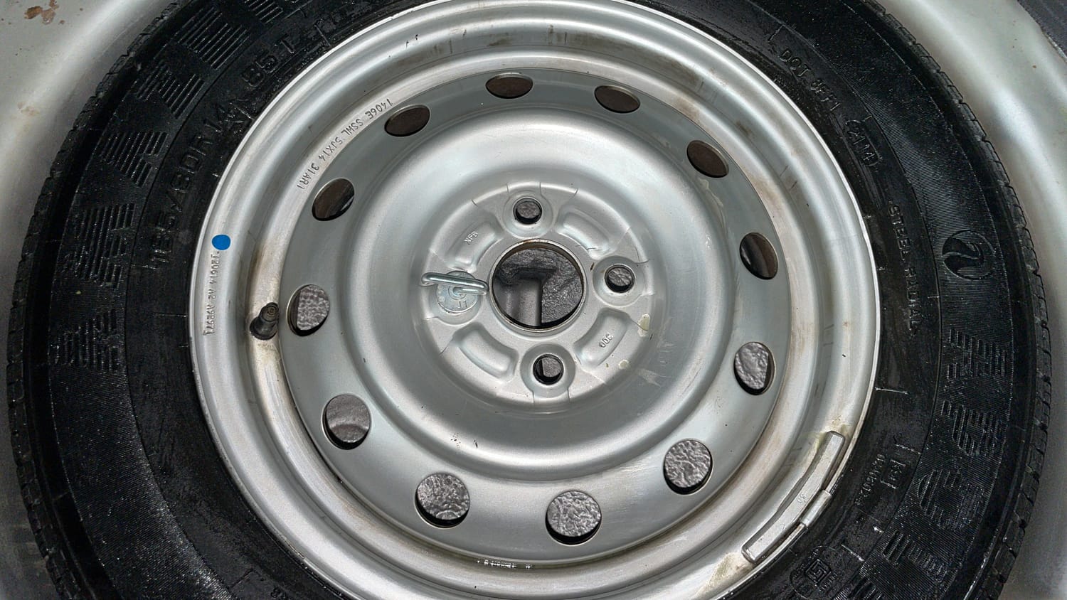 Used 2014 Maruti Suzuki Ritz Lxi BS-IV Petrol Manual tyres SPARE TYRE VIEW